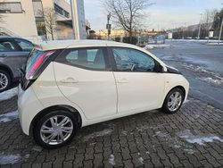 Weiß Gebraucht 2017 Toyota Aygo X-play Kleinwagen | 6.900 € (Guter Preis)