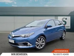 Denimblau metallic Gebraucht 2016 Toyota Auris Hybrid Basis Limousine | 15.900 € (Fairer Preis)