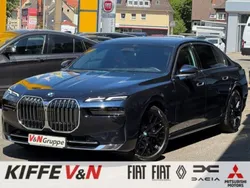 Carbonschwarz metallic (metallic) Gebraucht 2024 BMW 740 Limousine | 89.980 € (Fairer Preis)