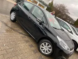 Schwarz Gebraucht 2019 Peugeot 208 Kleinwagen | 7.000 €