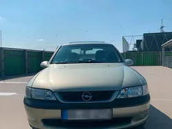 Grün Gebraucht 1996 Opel Vectra Limousine | 525 € (Superpreis)