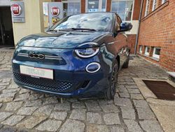 Grün (ozean grün) Neu 2025 Fiat 500e La Prima Limousine | 33.490 € (Teuer)