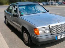 Grau Gebraucht 1989 Mercedes E230 Limousine | 8.500 €