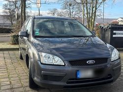 Grau Gebraucht 2007 Ford Focus Kombi | 2.000 €