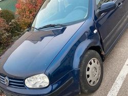 Blau Gebraucht 2001 VW Golf IV Kleinwagen | 400 € (Superpreis)