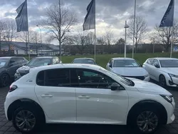 Weiß Gebraucht 2024 Peugeot e-208 Allure+ Kleinwagen | 30.490 €
