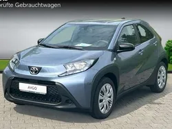 Celestite grey/black Gebraucht 2024 Toyota Aygo X-play Kleinwagen | 17.800 € (Fairer Preis)