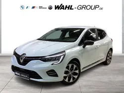 Weiß Gebraucht 2023 Renault Clio V Evolution Limousine | 15.440 € (Guter Preis)