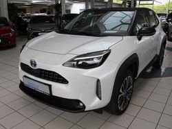 Platinweiss metallic Neu 2024 Toyota Yaris Cross Elegant SUV | 29.990 € (Etwas zu teuer)