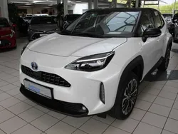 Platinweiss metallic Neu 2024 Toyota Yaris Cross Elegant SUV | 31.490 € (Teuer)