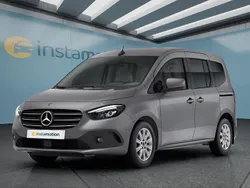 Grau Gebraucht 2023 Mercedes T180 Van / Kleinbus | 27.099 € (Fairer Preis)