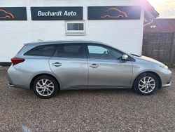 Grau Gebraucht 2016 Toyota Auris Hybrid Comfort Limousine | 8.900 € (Fairer Preis)