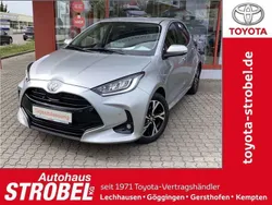 Shimmering silver metallic Neu 2024 Toyota Yaris Hybrid Team Kleinwagen | 22.980 € (Guter Preis)