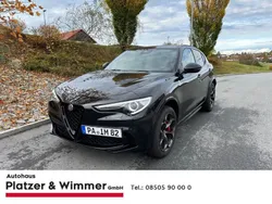 Nero vulcano, metallic) (schwarz Gebraucht 2022 Alfa Romeo Stelvio Quadrifoglio SUV | 63.000 € (Teuer)