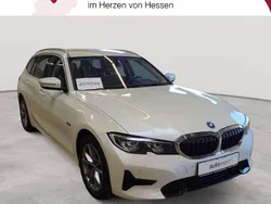 Weiß Gebraucht 2022 BMW 320e Sport Line Kombi | 20.889 € (Superpreis)
