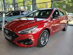 Ultimate red metallic Neu 2025 Hyundai i30 Advantage Kombi | 28.490 € (Etwas zu teuer)