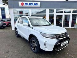 Cool white pearl metallic Neu 2025 Suzuki Vitara Comfort+ SUV | 25.290 € (Fairer Preis)