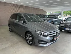 Grau Gebraucht 2018 Mercedes B200 Van / Kleinbus | 17.950 € (Fairer Preis)
