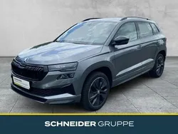 Grau Gebraucht 2024 Skoda Karoq SportLine SUV | 32.490 € (Fairer Preis)