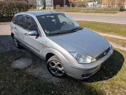 Silber Gebraucht 2004 Ford Focus Ambiente Limousine | 500 € (Guter Preis)