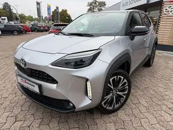 Shimmering silver metallic, dach schwarz Gebraucht 2022 Toyota Yaris Hybrid Elegant | 25.990 € (Fairer Preis)