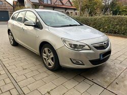 Silber Gebraucht 2011 Opel Astra Design Edition Kombi | 2.700 € (Etwas zu teuer)