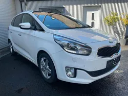 Weiß Gebraucht 2015 Kia Carens Spirit Van / Kleinbus | 9.490 € (Fairer Preis)