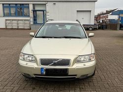 Grün Gebraucht 2006 Volvo V70 Momentum Kombi | 1.770 € (Fairer Preis)