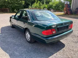 Grün Gebraucht 1998 Mercedes E240 Classic Limousine | 3.950 € (Fairer Preis)