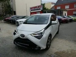 Weiß Gebraucht 2021 Toyota Aygo X-play Kleinwagen | 9.950 € (Fairer Preis)