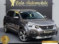 Grau Gebraucht 2017 Peugeot 5008 Allure Van / Kleinbus | 17.380 € (Etwas zu teuer)