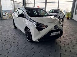 Weiß Gebraucht 2021 Toyota Aygo Business Edition Kleinwagen | 10.690 € (Fairer Preis)