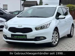 Weiß Gebraucht 2015 Kia Ceed Attract Limousine | 7.990 € (Fairer Preis)