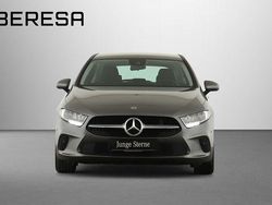 Grau Gebraucht 2022 Mercedes A180 Kleinwagen | 27.280 € (Fairer Preis)