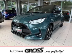 Grün Neu 2025 Toyota Yaris Hybrid Plus Limousine | 28.993 € (Fairer Preis)