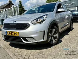 Grau Gebraucht 2016 Kia Niro First Edition SUV | 9.999 € (Teuer)