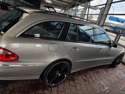 Grau Gebraucht 2005 Mercedes E220 Kombi | 4.500 €