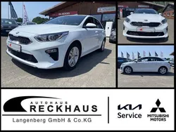 Weiß (wd cararraweiss (weiß)) Gebraucht 2021 Kia Ceed Limousine | 16.450 € (Etwas zu teuer)