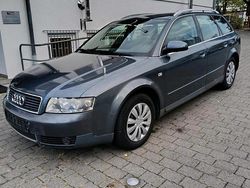 Grau Gebraucht 2002 Audi A4 Kombi | 1.150 €
