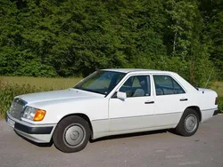 Weiß Gebraucht 1991 Mercedes E230 Limousine | 9.450 €