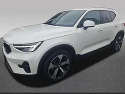 Crystal white / metallic Gebraucht 2024 Volvo XC40 Core SUV | 35.998 € (Guter Preis)