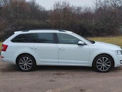 Weiß Gebraucht 2015 Skoda Octavia Kombi | 4.999 € (Guter Preis)