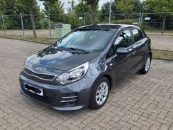 Grau Gebraucht 2016 Kia Rio FIFA World Cup Edition Limousine | 7.700 € (Fairer Preis)