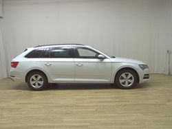 Weiss Gebraucht 2022 Skoda Superb Ambition Kombi | 16.780 € (Guter Preis)