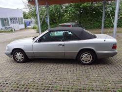 Silber Gebraucht 1995 Mercedes E220 Cabrio | 26.250 €