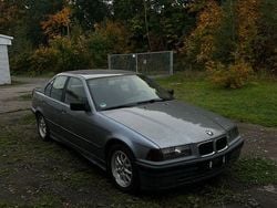 Grau Gebraucht 1994 BMW 318 Limousine | 1.700 €