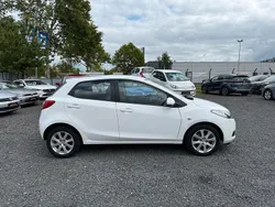 Weiß Gebraucht 2010 Mazda 2 Independence Limousine | 3.900 € (Fairer Preis)