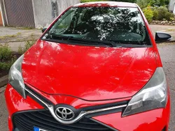Rot Gebraucht 2015 Toyota Yaris Kleinwagen | 8.250 €