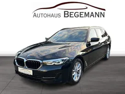 Black sapphire metallic (metallic) Gebraucht 2022 BMW 520 Kombi | 33.600 € (Fairer Preis)