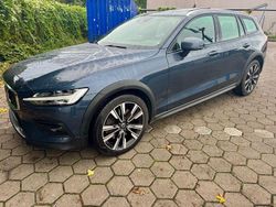 Blau Gebraucht 2019 Volvo V60 CC Kombi | 19.990 € (Teuer)